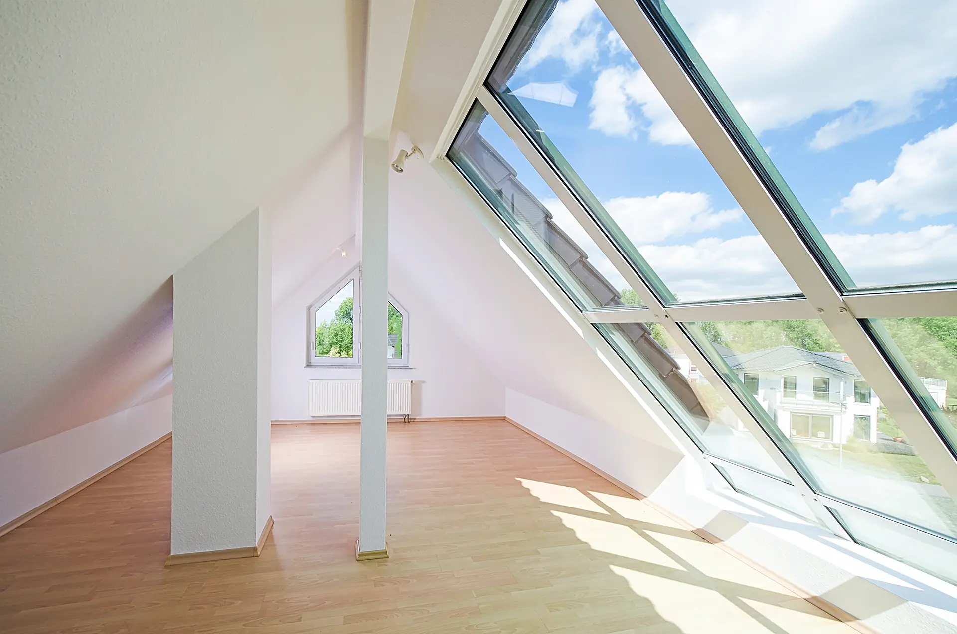 Leerer Wohnraum Dachgeschoss